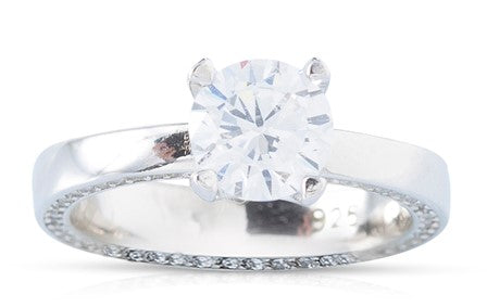 טבעת בסגנון סוליטייר עשויה מכסף טהור ומשובצת זרקון בחיתוך עגול