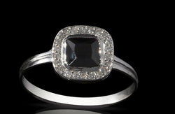 טבעת זהב לבן, משובצת אבן אוניקס שחורה ויהלומים 7R10875