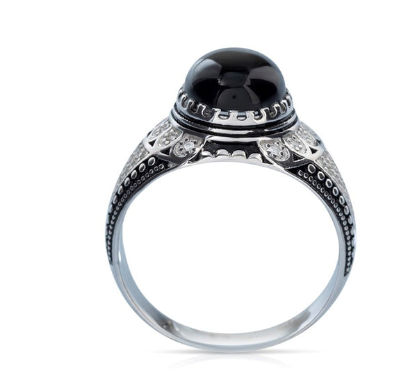 טבעת עשויה כסף טהור בשיבוץ אבן אוניקס שחורה וזרקונים